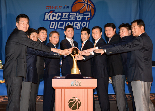 KBL은 19일 2016-2017 KCC 프로농구 정규리그 개막을 앞두고 강남구 리베라호텔에서 열린 미디어데이 행사를 개최했다. 사진은 이날 행사에 참석한 10개 구단 감독들이 우승 트로피에 손을 올리고 기념촬영을 하고 있는 모습. 사진=KBL 제공